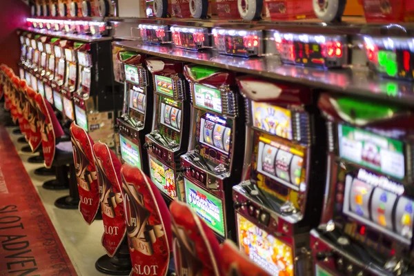 Dealer announcing blackjack outcome with live chat visible